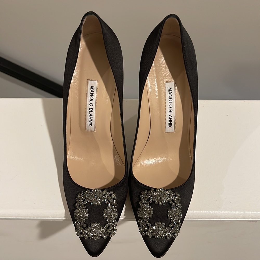 Manolo Blahnik Hangisi Black Satin Pumps 105
